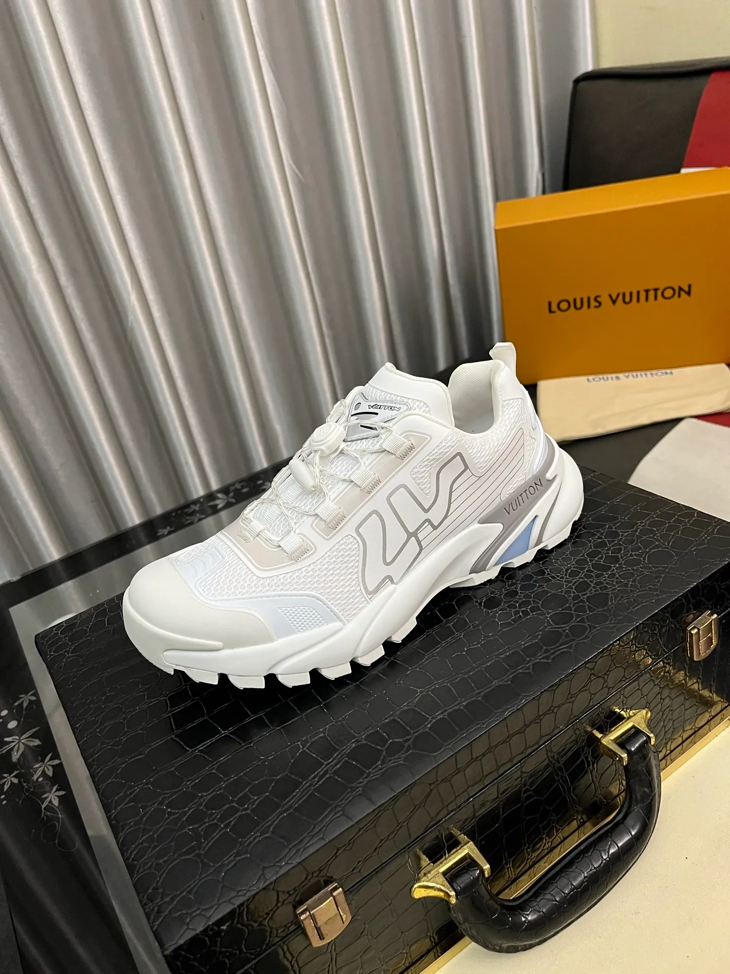 Men's shoes 💰780⌚️⌚️Top version [LOUIS VUITTON] Couple 🧑‍🤝‍🧑 Craftsman style Counter series (original order) New style 🍀LV Louis Vuitton - Top version LV classic high-top trendy shoes! Made of imported original craft calfskin, original breathable lining, and original wear-resistant, lightweight, high-end TPU outsole! High quality products! Code number: 36-457️⃣Colors available